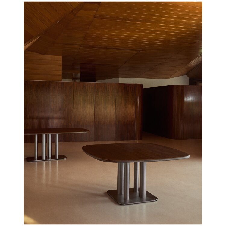 Стол Melvar из орехового шпона с основанием из матовой нержавеющей стали, 121 x 121