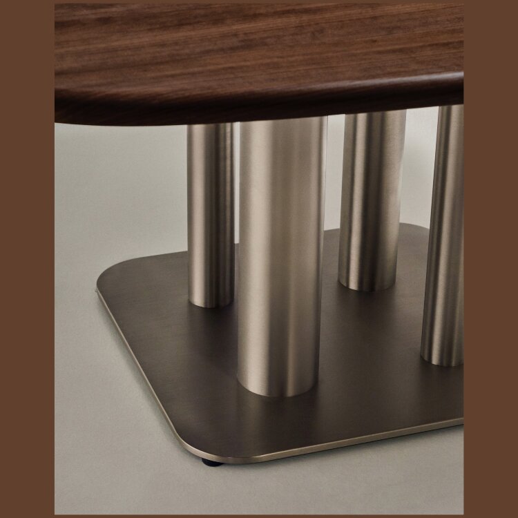 Стол Melvar из орехового шпона с основанием из матовой нержавеющей стали, 121 x 121
