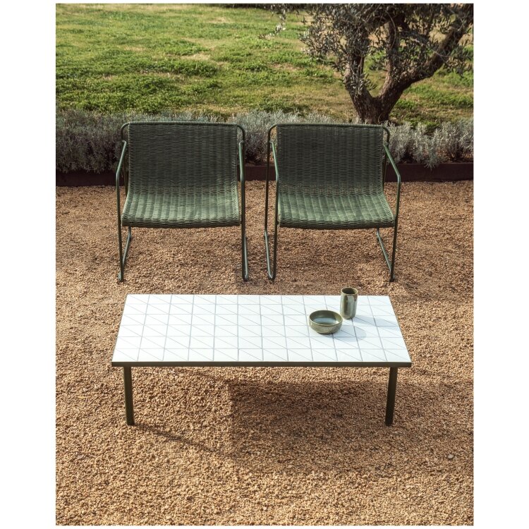 Уличный столик Maurina из зеленой стали с плиткой цвета экрю 122 x 61 см