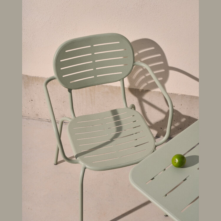 Уличный стул Brai с подлокотниками из оцинкованной стали бирюзового цвета