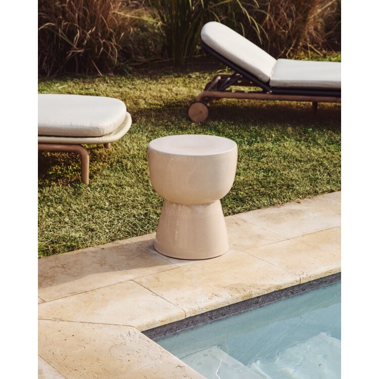 Уличный приставной столик Mesquida из керамики с глазурью цвета экрю 35 см