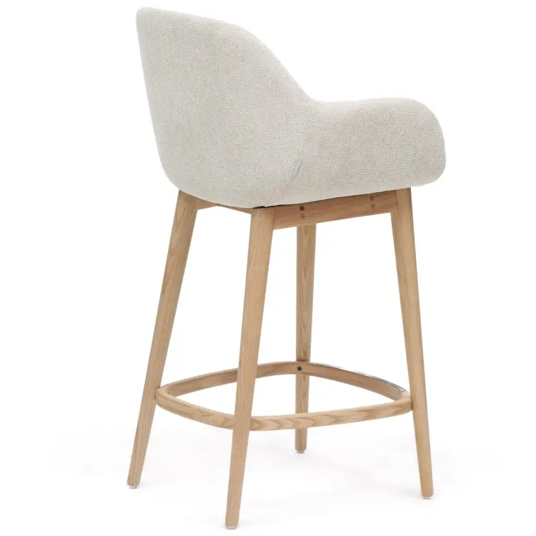 Полубарный стул Konna бежевого цвета с ножками из массива ясеня в светлой отделке, 65 см