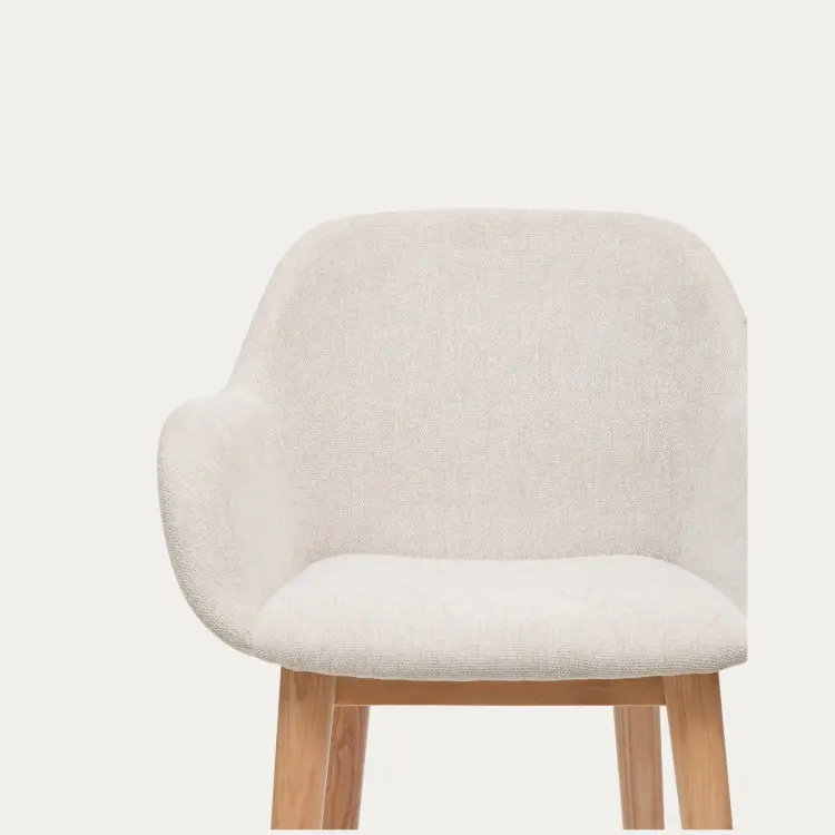 Полубарный стул Konna бежевого цвета с ножками из массива ясеня в светлой отделке, 65 см