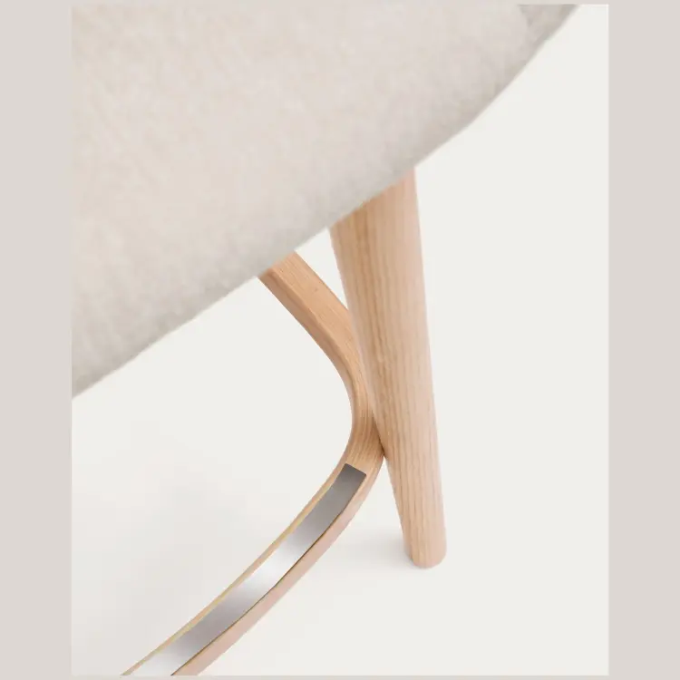 Полубарный стул Konna бежевого цвета с ножками из массива ясеня в светлой отделке, 65 см