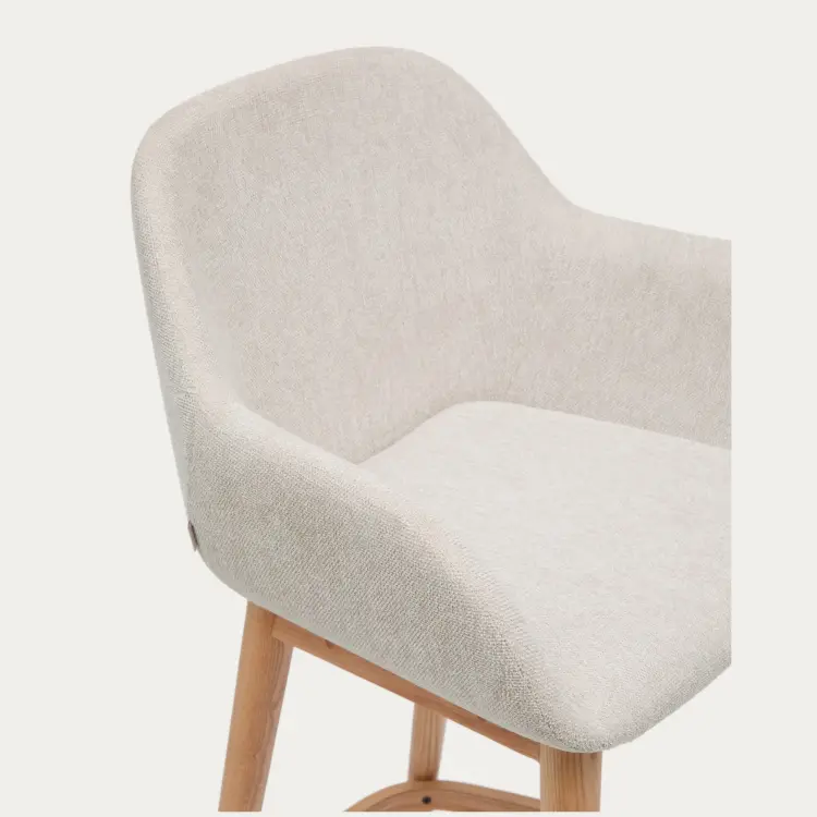 Полубарный стул Konna бежевого цвета с ножками из массива ясеня в светлой отделке, 65 см