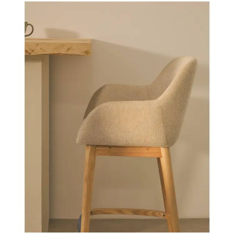 Полубарный стул Konna бежевого цвета с ножками из массива ясеня в светлой отделке, 65 см