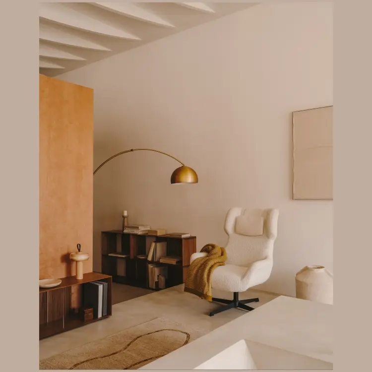 Zalina Вращающееся кресло с подлокотниками из белой ткани букле