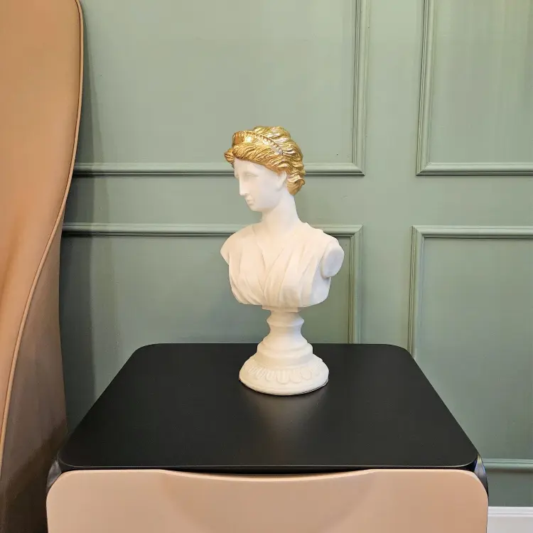 Статуэтка Figurine female