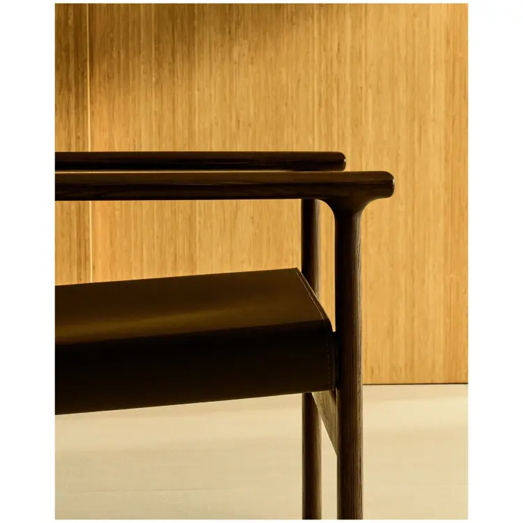 Кресло Jan из переработанной кожи темно-коричневого цвета и ясеня в ореховом цвете