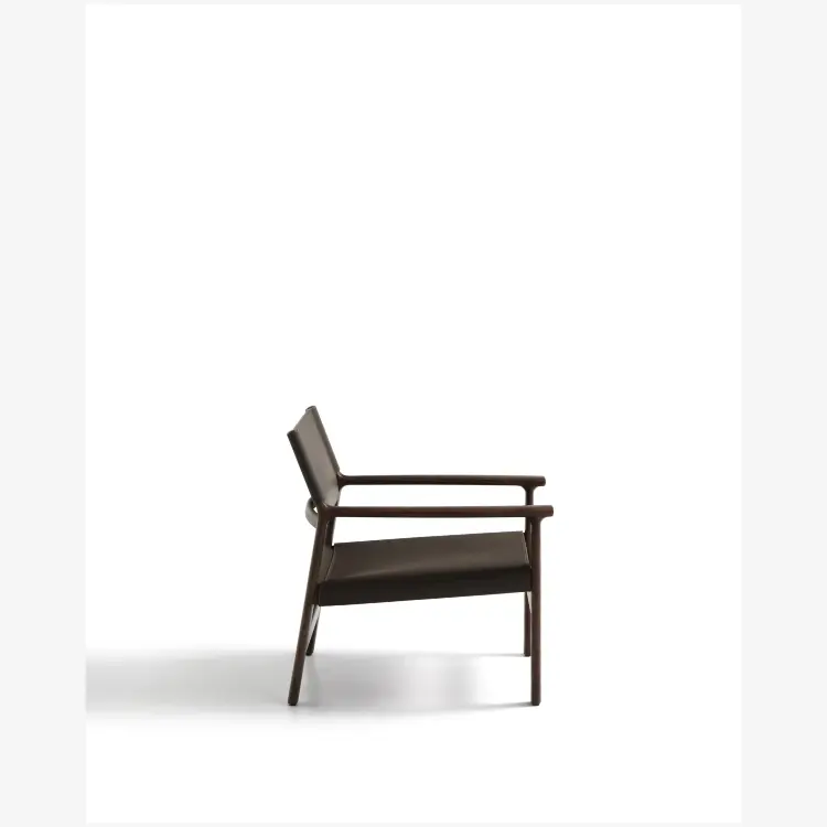 Кресло Jan из переработанной кожи темно-коричневого цвета и ясеня в ореховом цвете