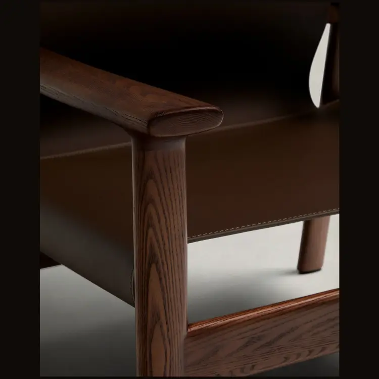 Кресло Jan из переработанной кожи темно-коричневого цвета и ясеня в ореховом цвете