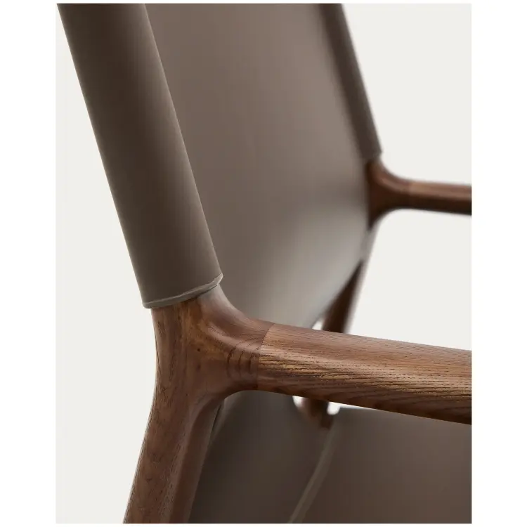 Кресло Jan из переработанной кожи темно-коричневого цвета и ясеня в ореховом цвете