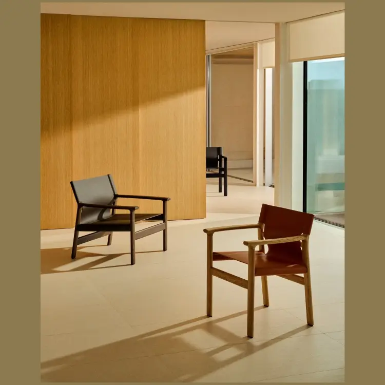 Кресло Jan из переработанной кожи темно-коричневого цвета и ясеня в ореховом цвете