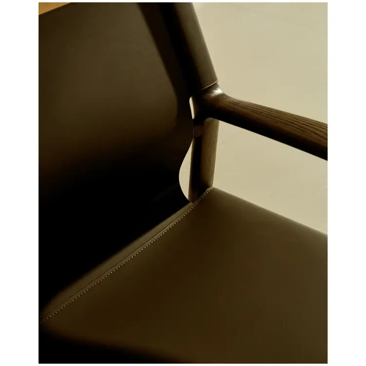 Кресло Jan из переработанной кожи темно-коричневого цвета и ясеня в ореховом цвете