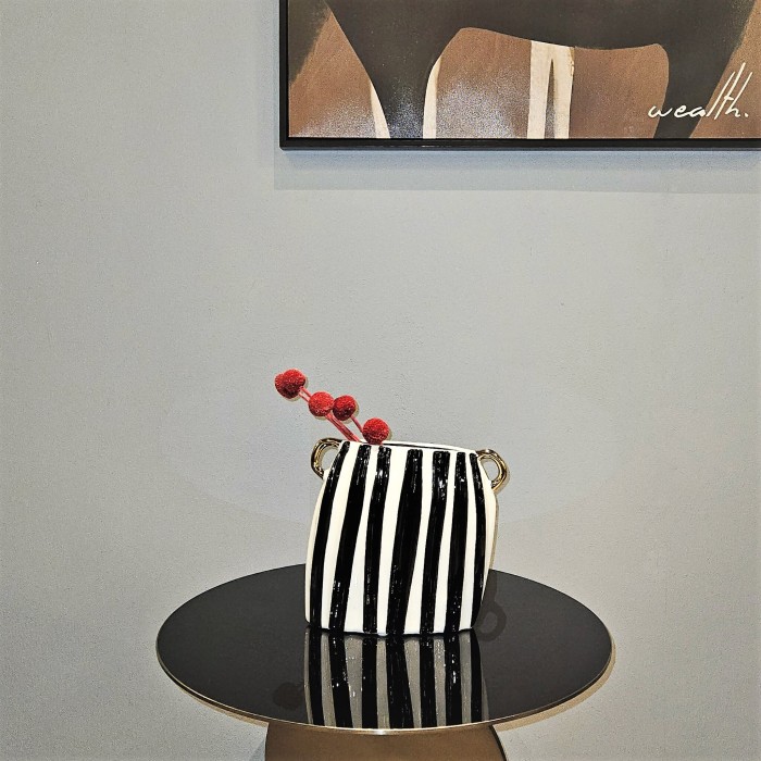 Ваза Vertical line vase B