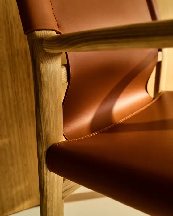 Стул Jan из переработанной кожи светло-коричневого цвета и ясеня в натуральном цвете