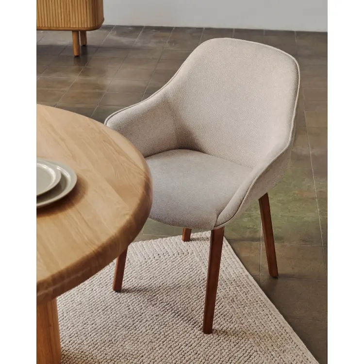 Стул Aleli из синели бежевого цвета с ножками из массива ясеня