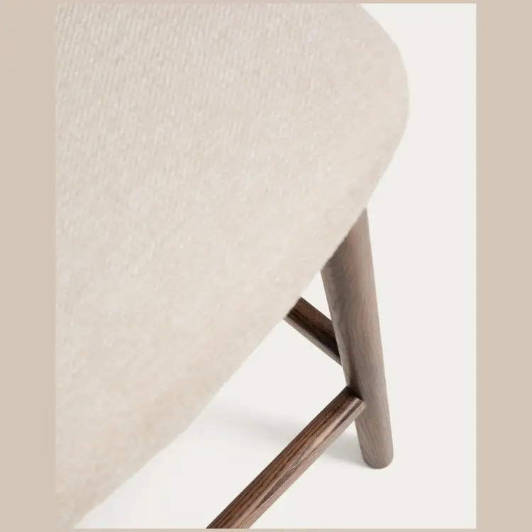 Полубарный стул Ciselia из бежевого шенилла с ножками из ясеня в отделке орех
