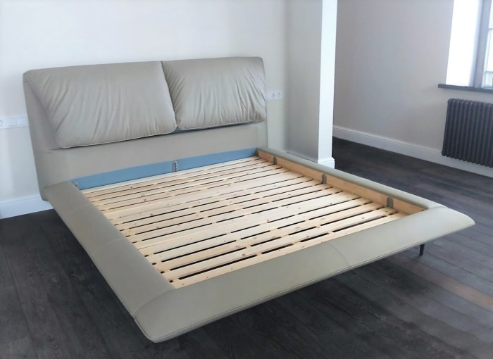 Двуспальная кровать на ножках John-John