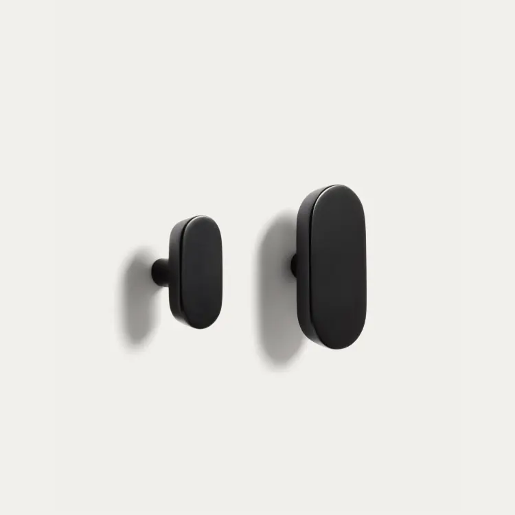 Набор из 2 вешалок Arely из бука с черным лаковым покрытием, 6,5 см/10 см