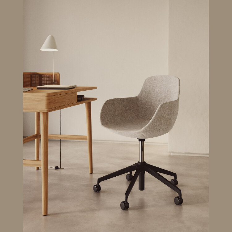 Рабочий стул Tissiana бежевого цвета, алюминиевые ножки с черной матовой отделкой