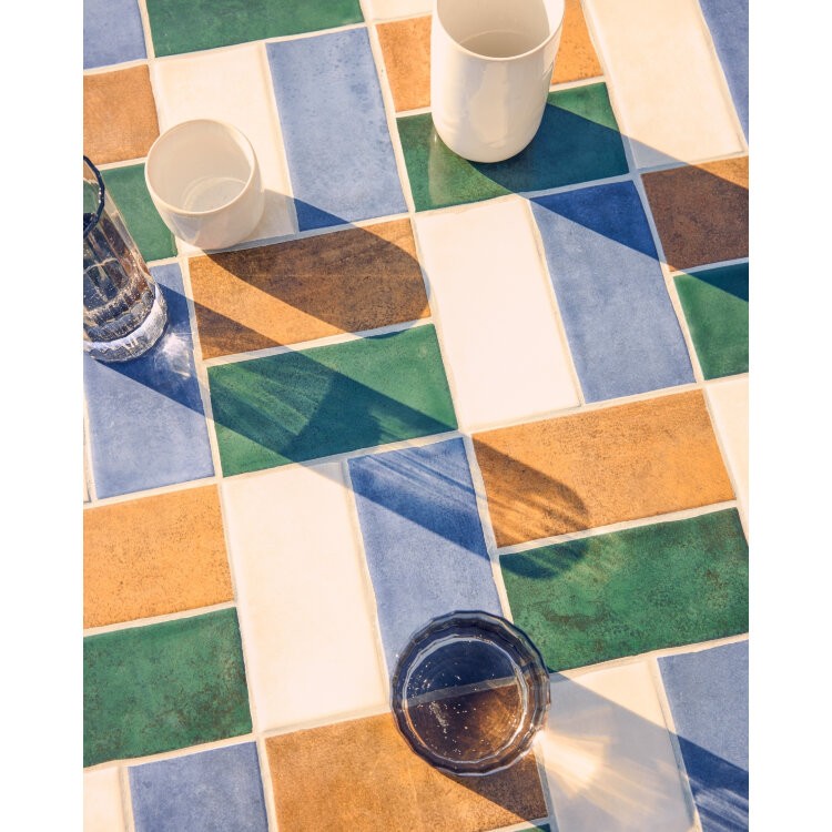 Уличный стол Tella из зеленой стали с разноцветной плиткой 90 см