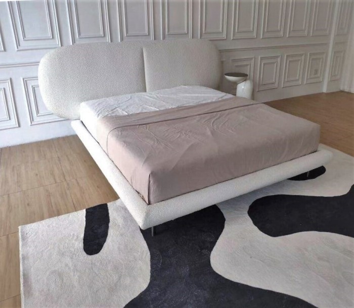 Двуспальная кровать с широким изголовьем Coco