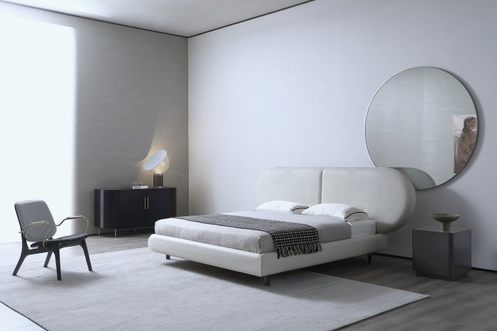 Двуспальная кровать с широким изголовьем Coco