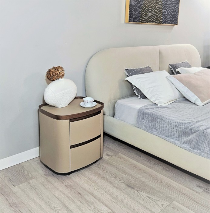 Двуспальная кровать с широким изголовьем Coco