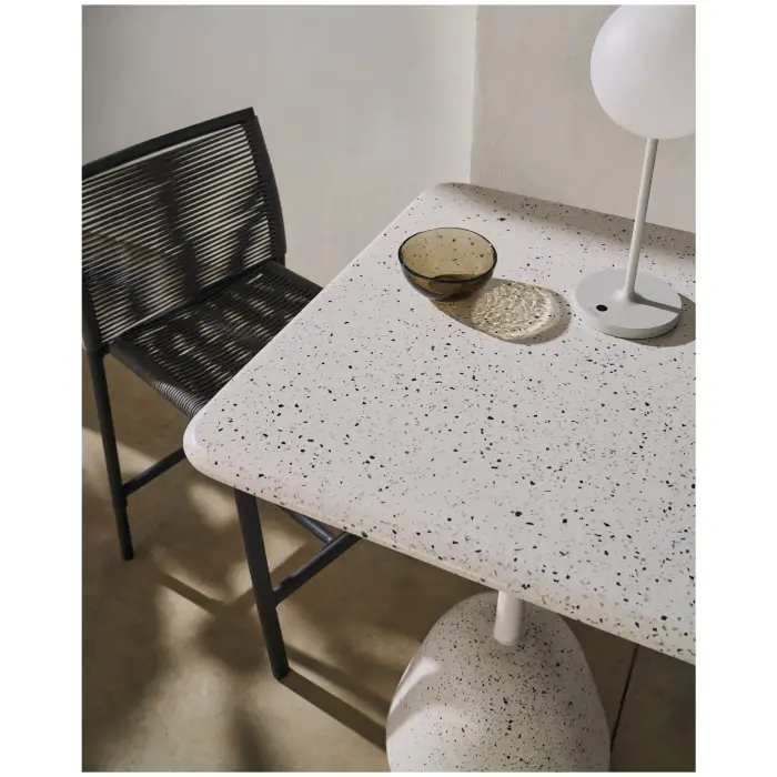 Высокий барный стол Saura со столешницей из белой терраццо