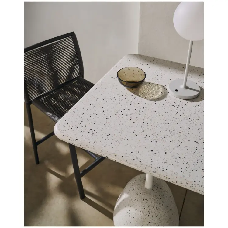 Высокий барный стол Saura со столешницей из белой терраццо