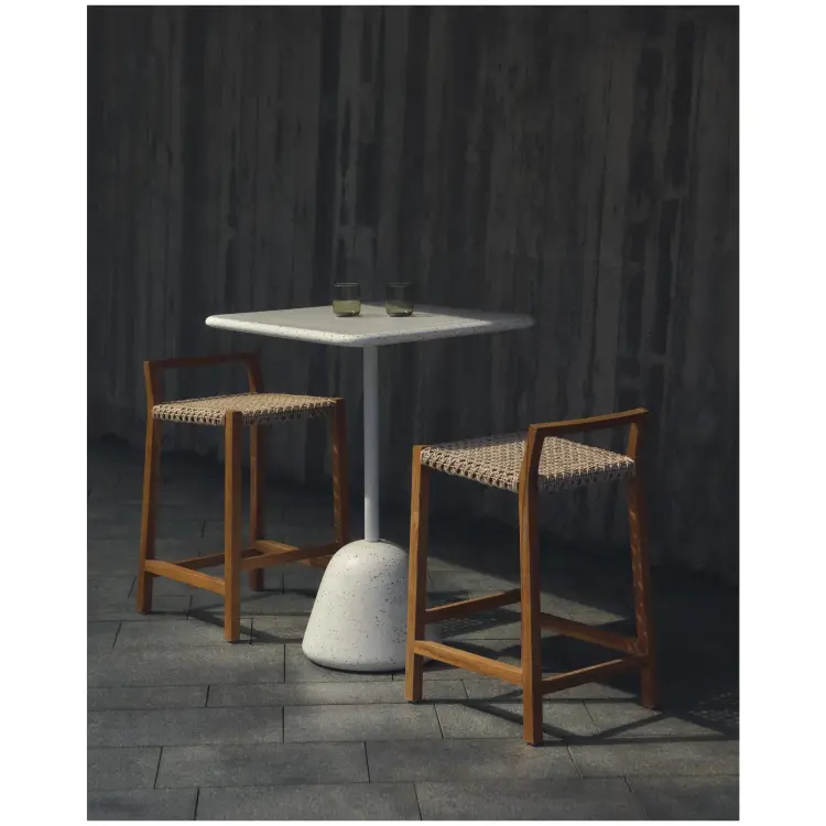 Высокий барный стол Saura со столешницей из белой терраццо