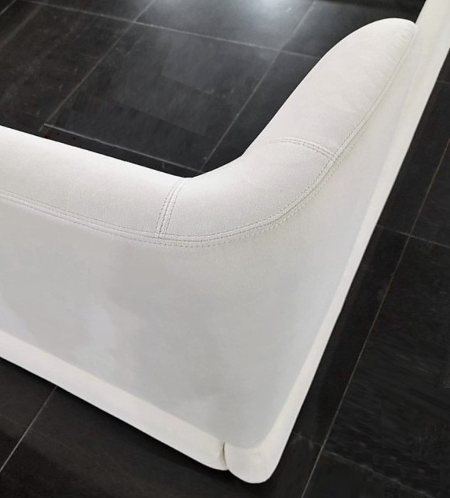 Двуспальная кровать с широким изголовьем Reeves