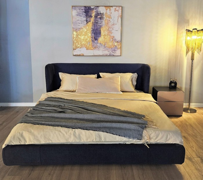 Двуспальная кровать с широким изголовьем Reeves