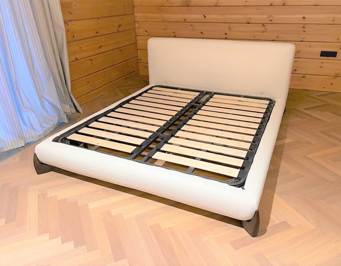 Дизайнерская кровать на ножках Softbay