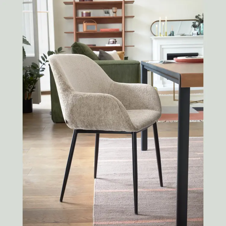 Стул Konna из бежевой синели со стальными черными ножками