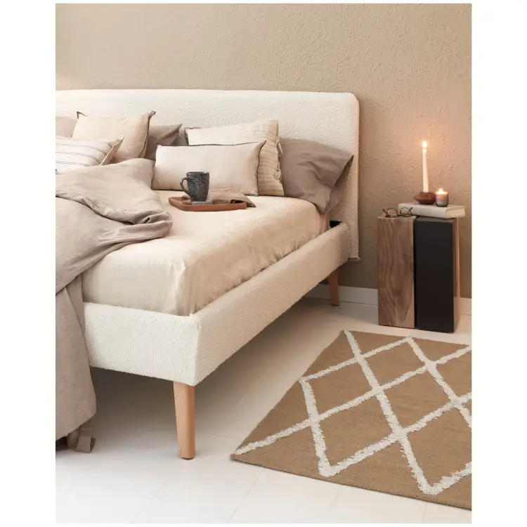 Кровать Lydia из ткани букле белого цвета на ножках из массива бука 160 x 200 см