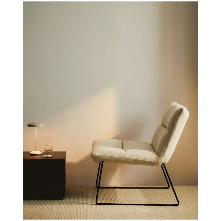 Кресло Asen из бежевого шенилла с черными стальными ножками