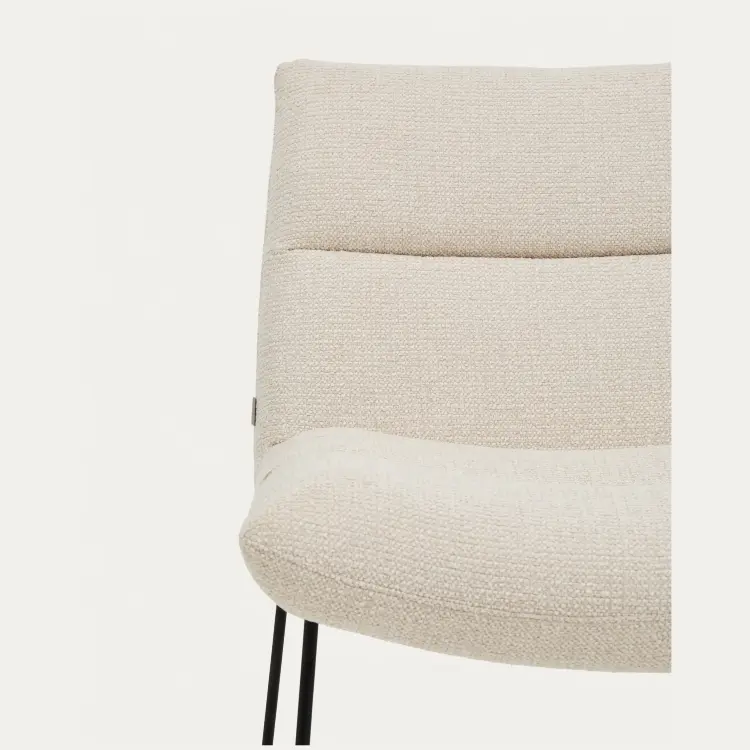 Кресло Asen из бежевого шенилла с черными стальными ножками