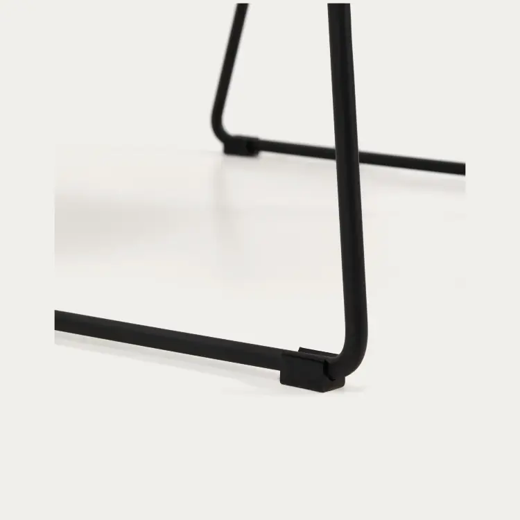 Кресло Asen из бежевого шенилла с черными стальными ножками