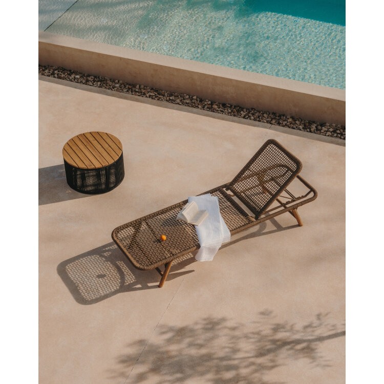 Шезлонг Dandara со стальной конструкцией, бежевым шнуром и ножками из 100% массива акации