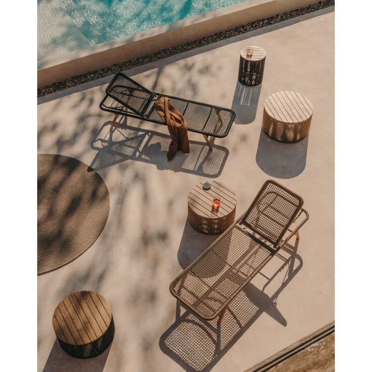 Шезлонг Dandara со стальной конструкцией, бежевым шнуром и ножками из 100% массива акации