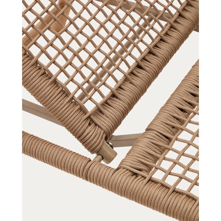 Шезлонг Dandara со стальной конструкцией, бежевым шнуром и ножками из 100% массива акации