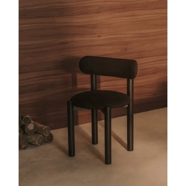 Стул Nebai из черной синели с каркасом из массива дуба и черной отделкой FSC MIX Credit