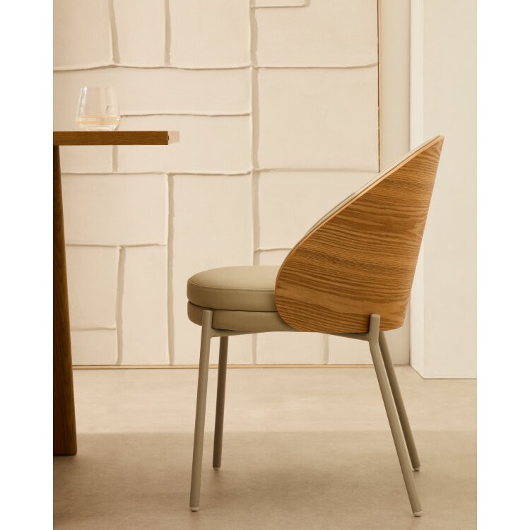 Стул Eamy из бежевой экокожи, ясеневого шпона с натуральной отделкой и бежевого металла