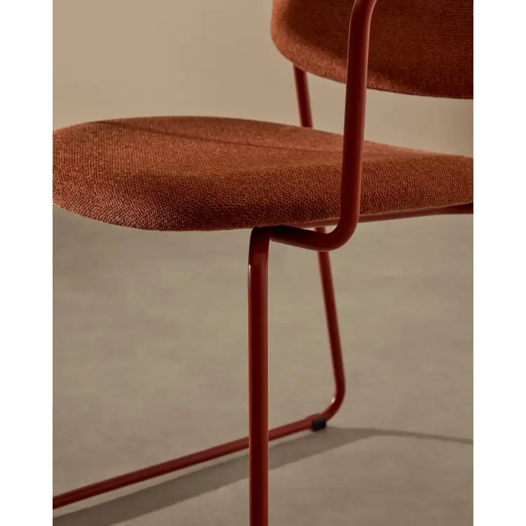 Стул Meli с подлокотниками из терракотовой шенилли с терракотовыми металлическими ножками