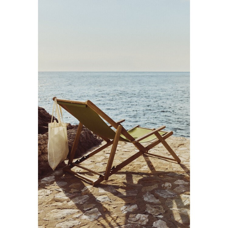 Складное кресло Vilara из акации для улицы салатового цвета