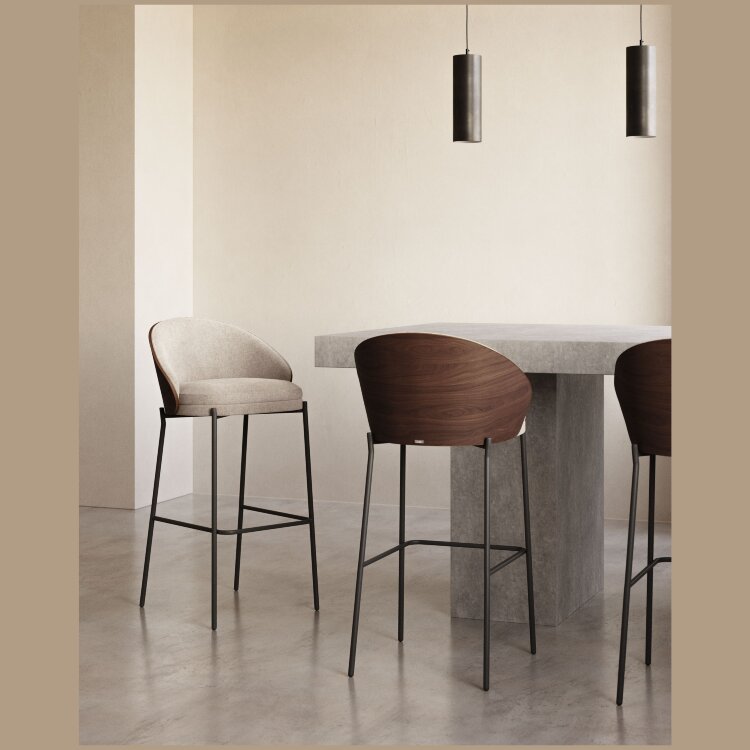 Eamy Светло-коричневый полубарный стул с отделкой из шпона ясеня