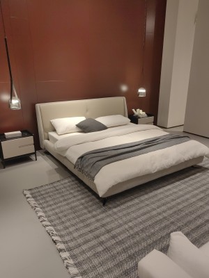 Двуспальная кровать на ножках Eosonno