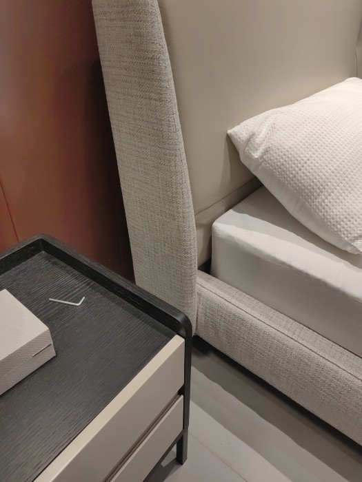 Двуспальная кровать на ножках Eosonno